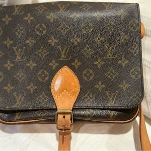 Louis Vuitton Crossbody I have only used the bag a couple of times.